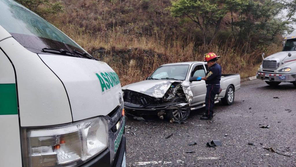 Fuerte choque en la ruta hacia Jalapa deja cuatro heridos | Bomberos Municipales Departamentales