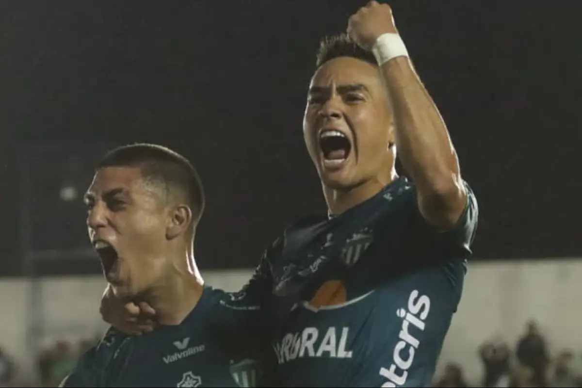 Óscar Santis celebrando el 2-0 de Antigua sobre Municipal en final de ida del Apertura 2025