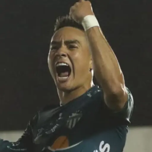 Óscar Santis celebrando el 2-0 de Antigua sobre Municipal en final de ida del Apertura 2025