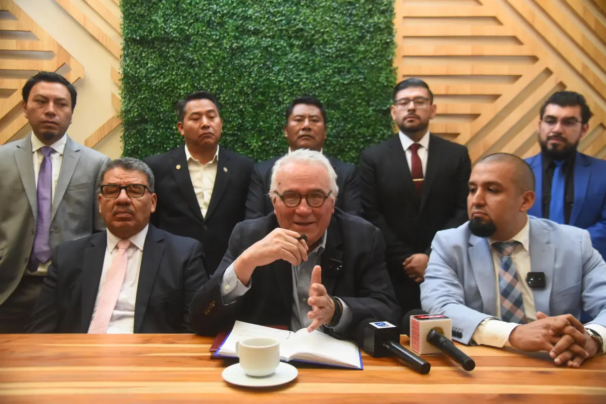 El jurista Ramón Cadena, sentado al centro, argumentó que la declinación es en aras de la unidad., Omar Solís.