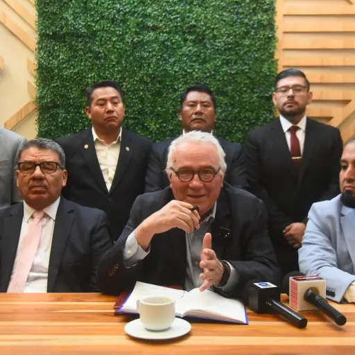 El jurista Ramón Cadena, sentado al centro, argumentó que la declinación es en aras de la unidad. ,Omar Solís.