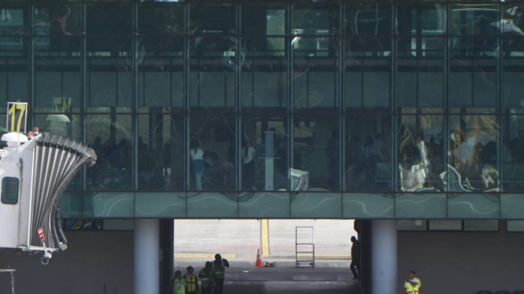 Los usuarios del Aeropuerto La Aurora abarrotaron los pasilos. | Omar Solis