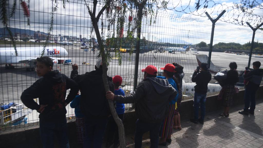 Los usuarios del Aeropuerto La Aurora abarrotaron los pasilos. | Omar Solis