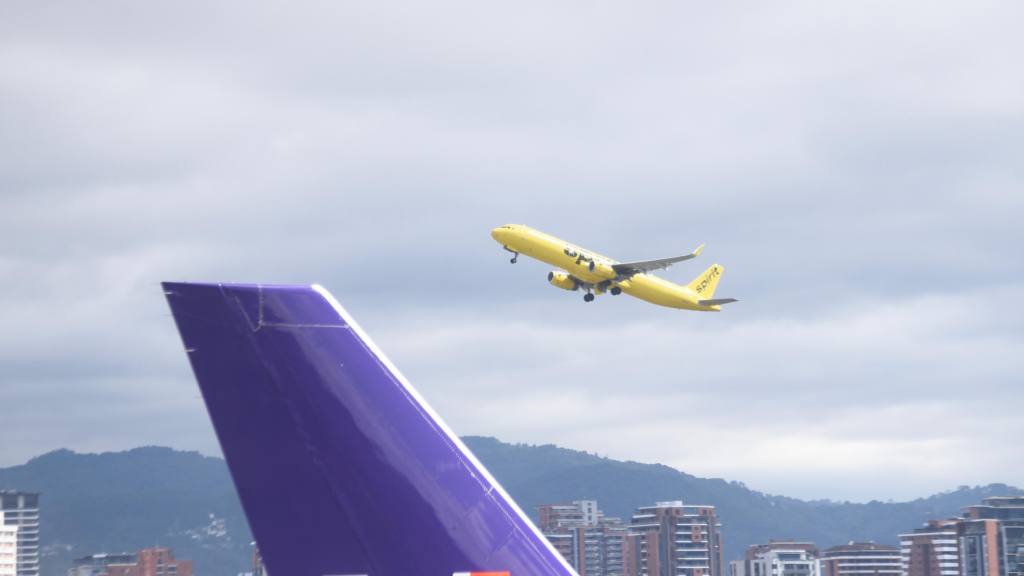 Los usuarios del Aeropuerto La Aurora abarrotaron los pasilos. | Omar Solis