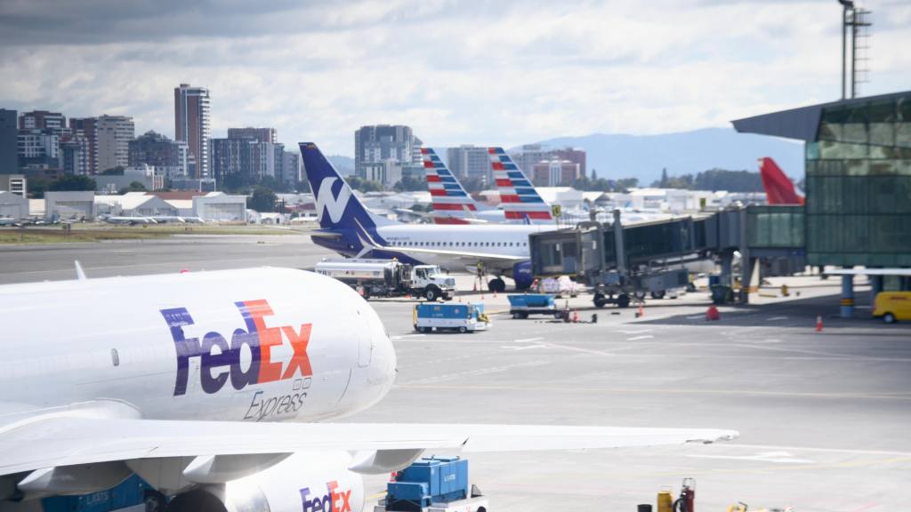 Los usuarios del Aeropuerto La Aurora abarrotaron los pasilos. | Omar Solis