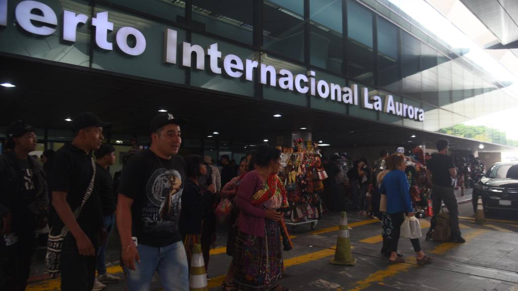 Los usuarios del Aeropuerto La Aurora abarrotaron los pasilos. | Omar Solis