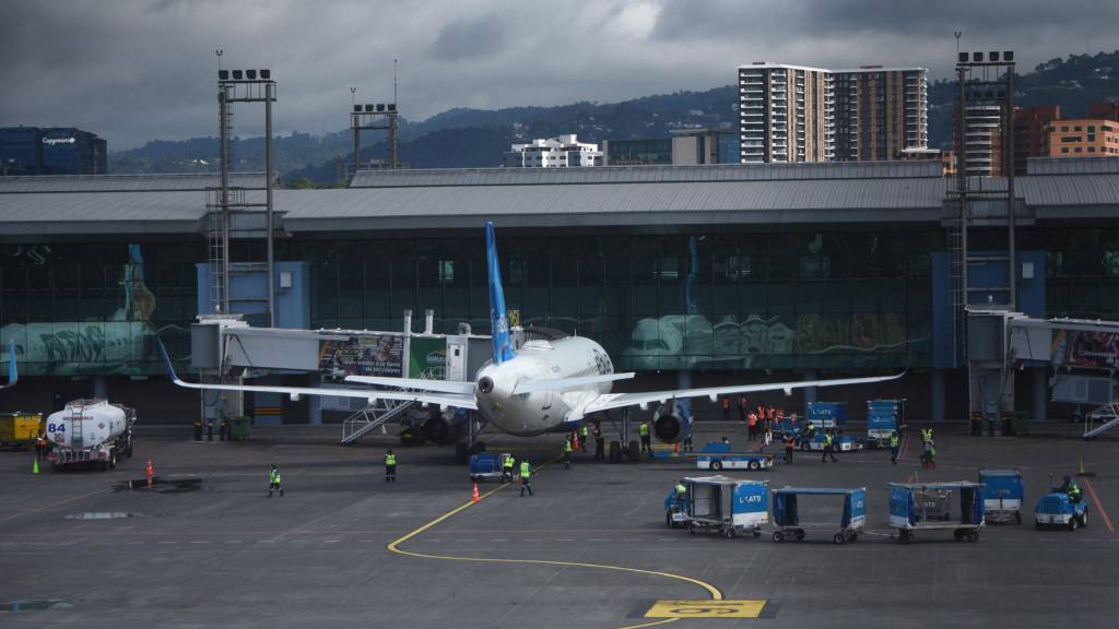 Los usuarios del Aeropuerto La Aurora abarrotaron los pasilos. | Omar Solis
