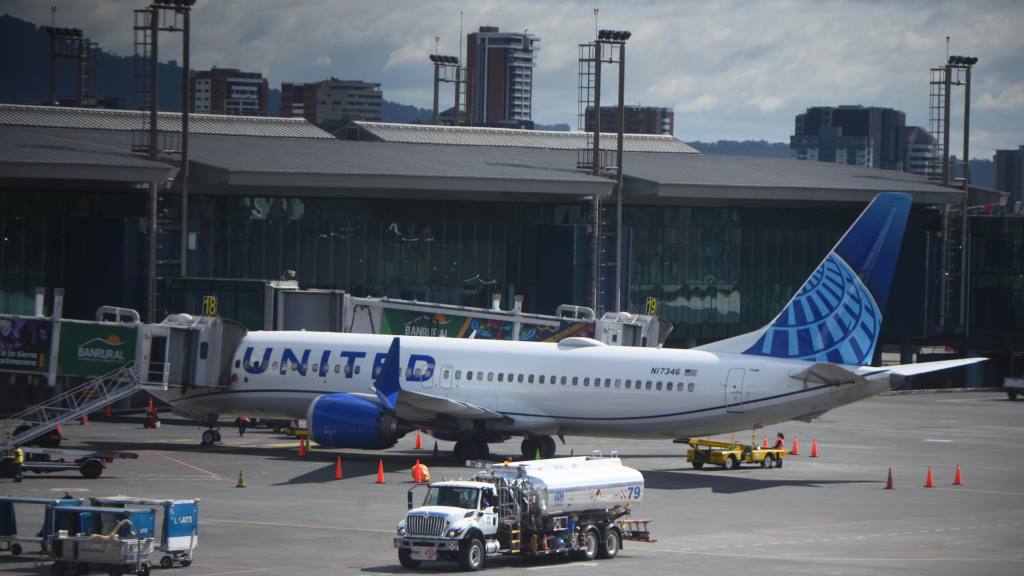 Los usuarios del Aeropuerto La Aurora abarrotaron los pasilos. | Omar Solis