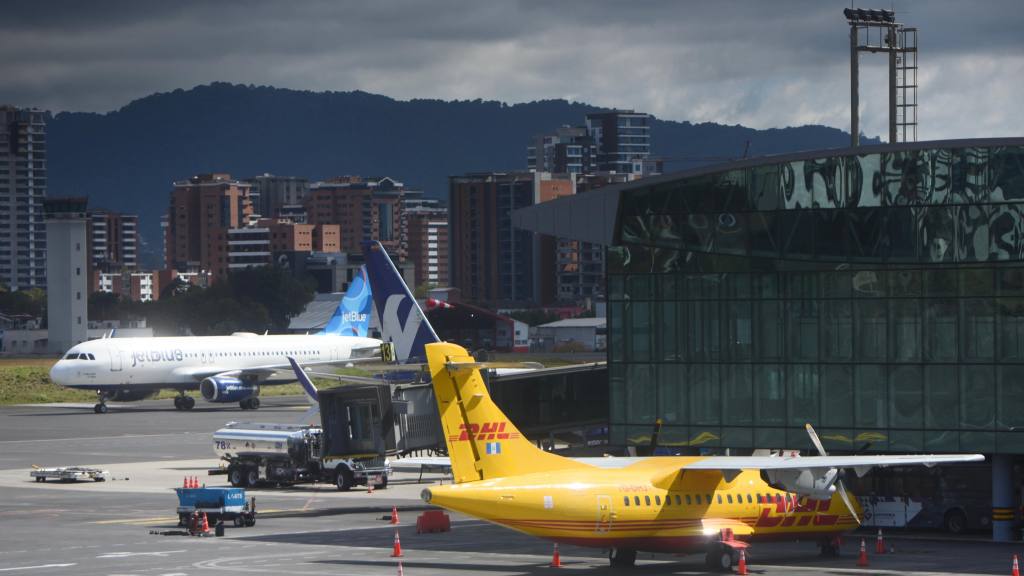 Los usuarios del Aeropuerto La Aurora abarrotaron los pasilos. | Omar Solis