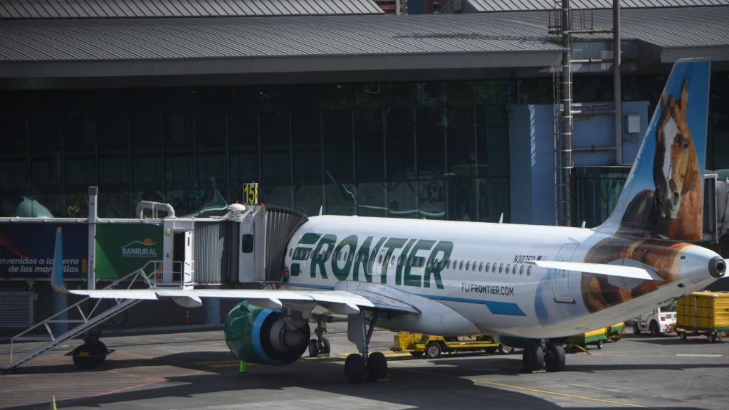 Los usuarios del Aeropuerto La Aurora abarrotaron los pasilos. | Omar Solis