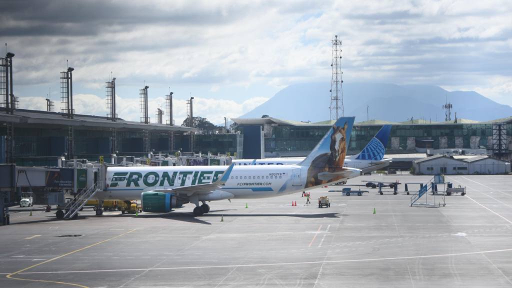 Los usuarios del Aeropuerto La Aurora abarrotaron los pasilos. | Omar Solis