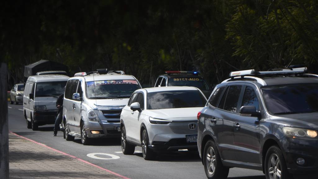 Los usuarios del Aeropuerto La Aurora abarrotaron los pasilos. | Omar Solis