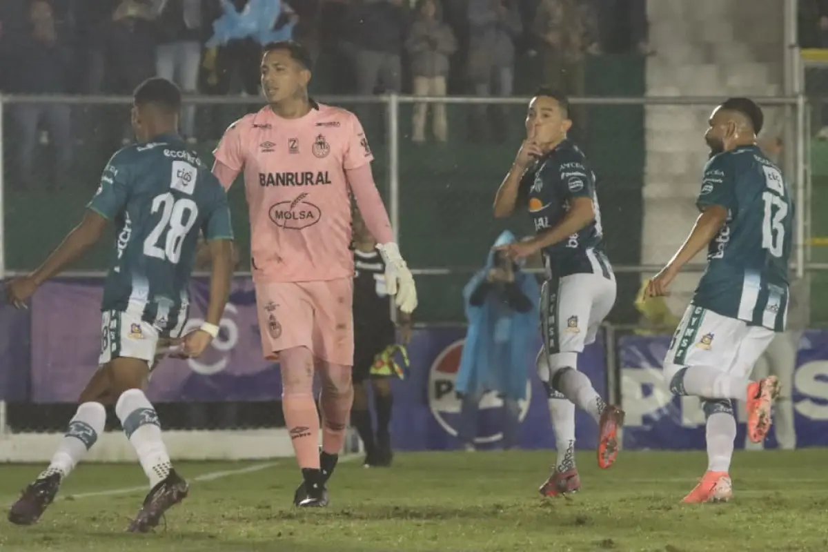 Óscar Santis y su celebración ante Kenderson Navarro 