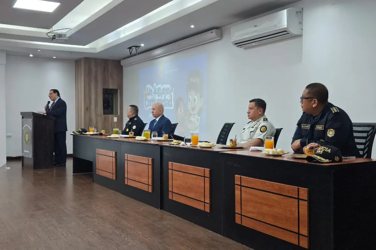 Autoridades de la PNC y del Ministerio de Gobernación entregaron la Cruz de Oro., PNC de Guatemala.