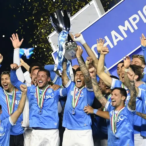 Nápoles supercampeón de Italia tras vencer al Bolonia   