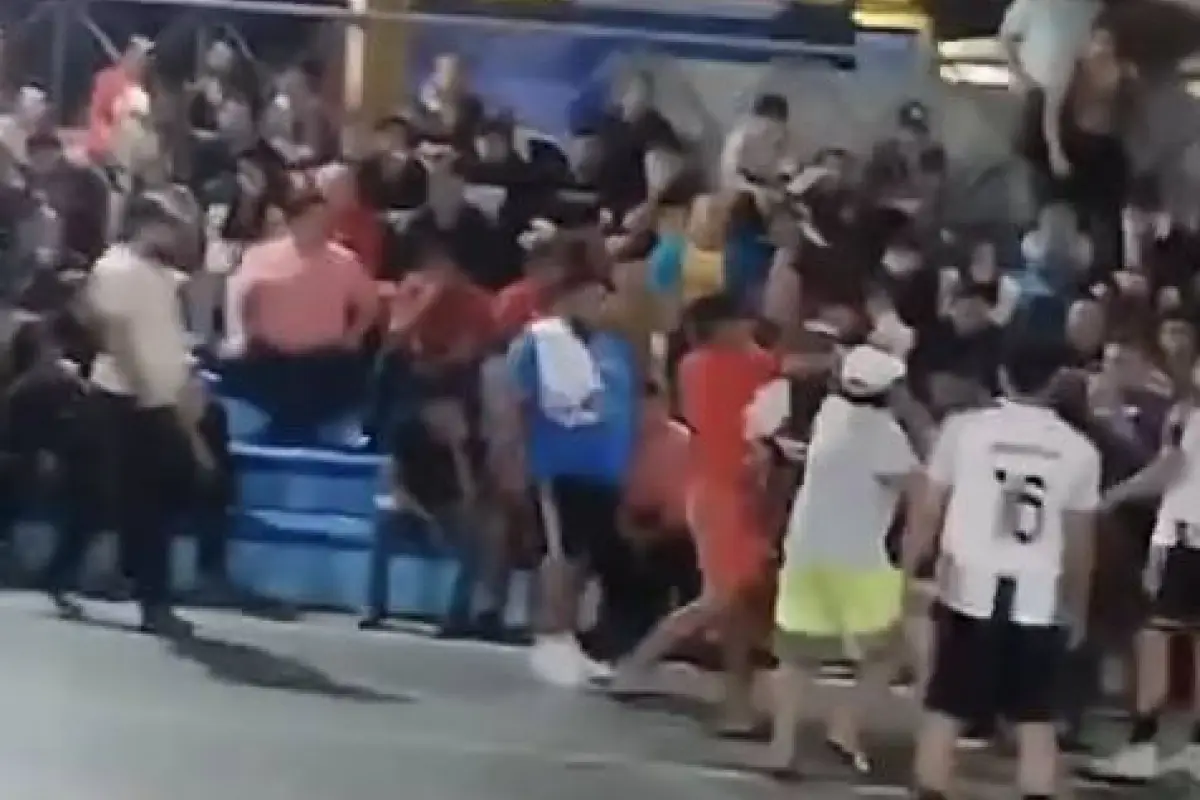 Violento ataque contra árbitro en partido no oficial., Capturan de pantalla video de X.