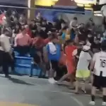 Graban brutal golpiza contra árbitro en cancha municipal de Sanaratet