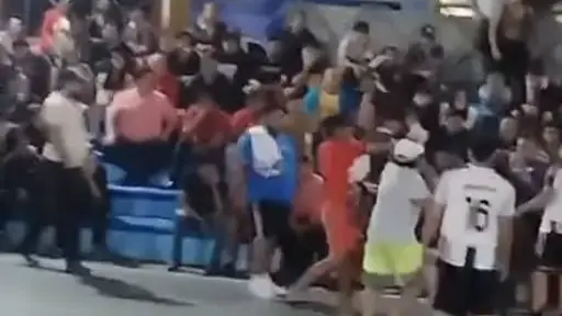 Violento ataque contra árbitro en partido no oficial. ,Capturan de pantalla video de X.