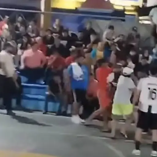 Violento ataque contra árbitro en partido no oficial. ,Capturan de pantalla video de X.