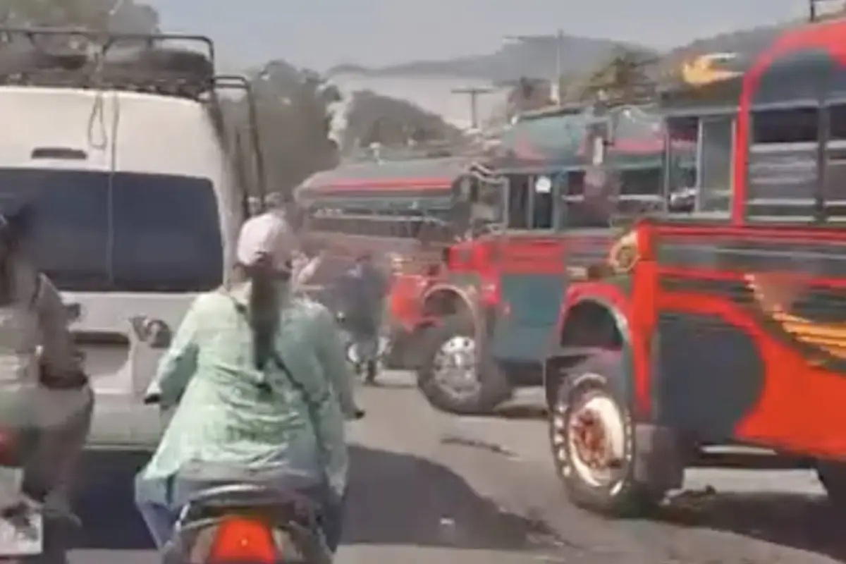 Pelea entre pilotos en terminal de Escuintla., Capturan de pantalla video de X.