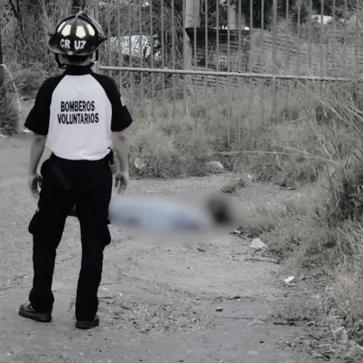 Junto al adolescente quedó un casco de mototcicleta. ,Bomberos Voluntarios.