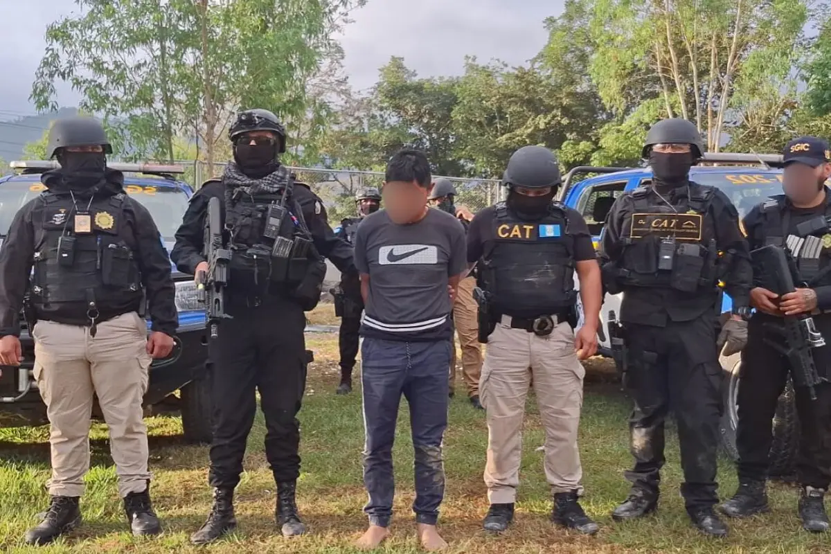 Alias "Mingo" fue trasladado a la capital por la vía aérea, ente el riesgo de violencia, por que funge como líder comunitario., PNC de Guatemala.