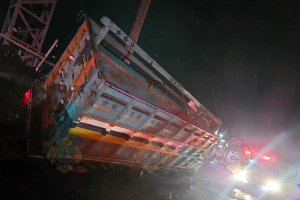 Los accidentes sobre la cinta asfáltica ocurrieron durante la madrugada., Bomberos Voluntarios de Chimaltenango.