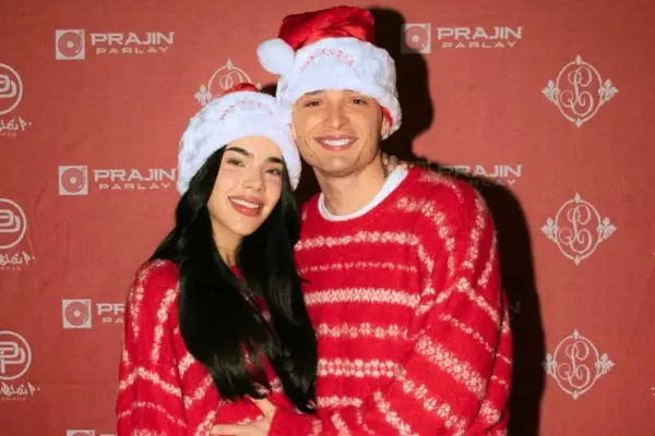 Kenia Os y Peso Pluma regalan juguetes a niños por la Navidad 