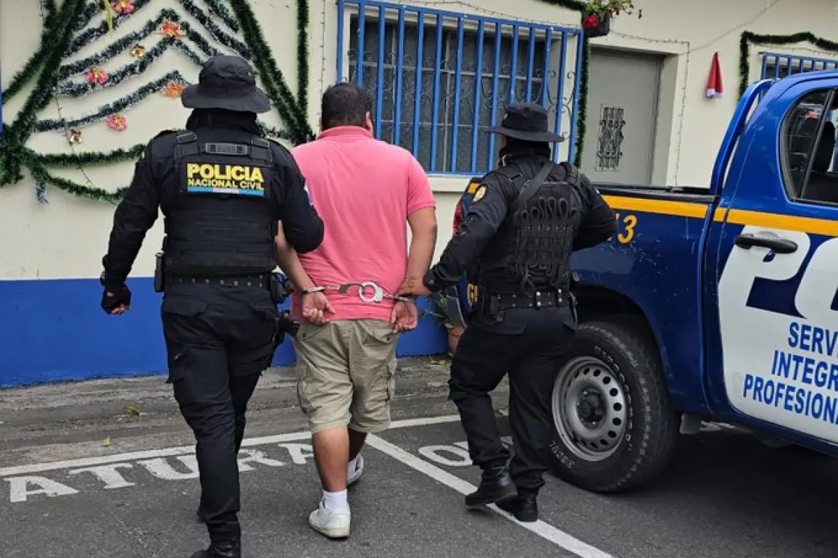 Melvín Mejía, de playera rosada, es acusado de pertenecer a la pandilla del barrio 18., PNC de Guatemala.