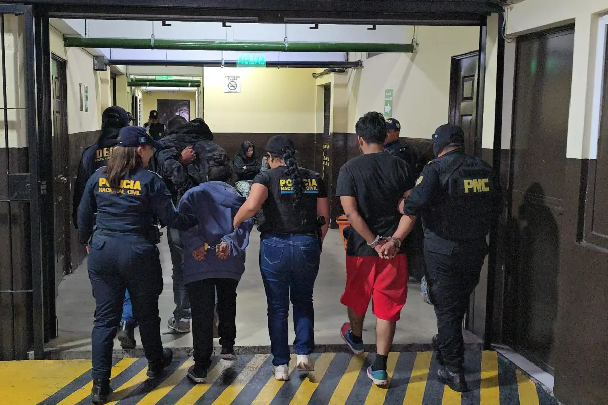 Al momento de ser llevados a Tribunales, Estefany Paola Araujo Juárez ingresó sonriente, según imágenes compartidas por la PNC., PNC de Guatemala.