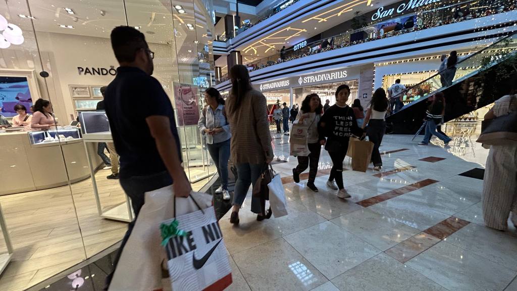 Los guatemaltecos invirtieron sus ahorros en obsequios para su familia  | Omar Solís