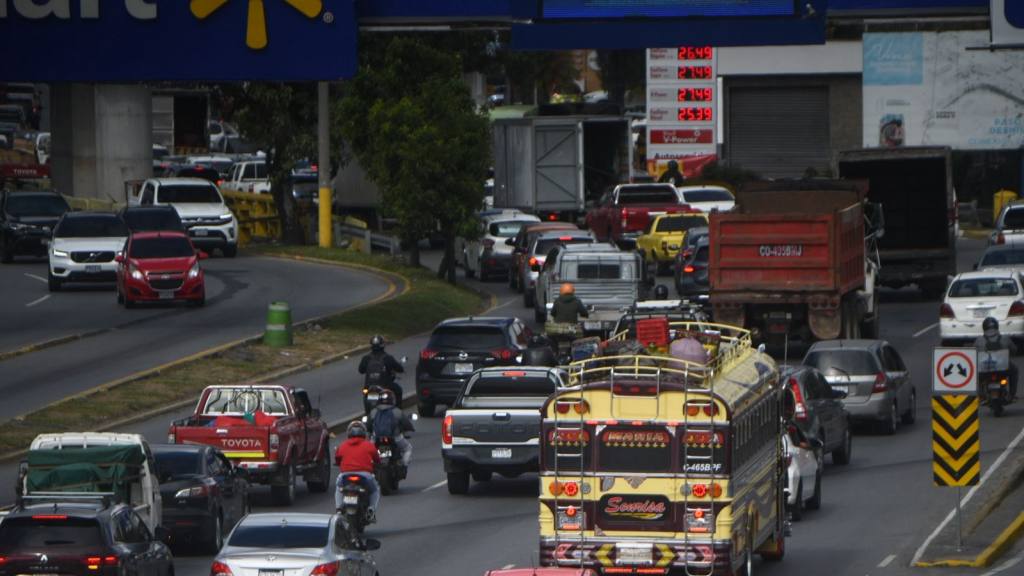Guatemaltecos abarrotan centros comerciales y mercados de la capital | Omar Solís