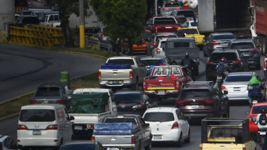 Guatemaltecos abarrotan centros comerciales y mercados de la capital | Omar Solís