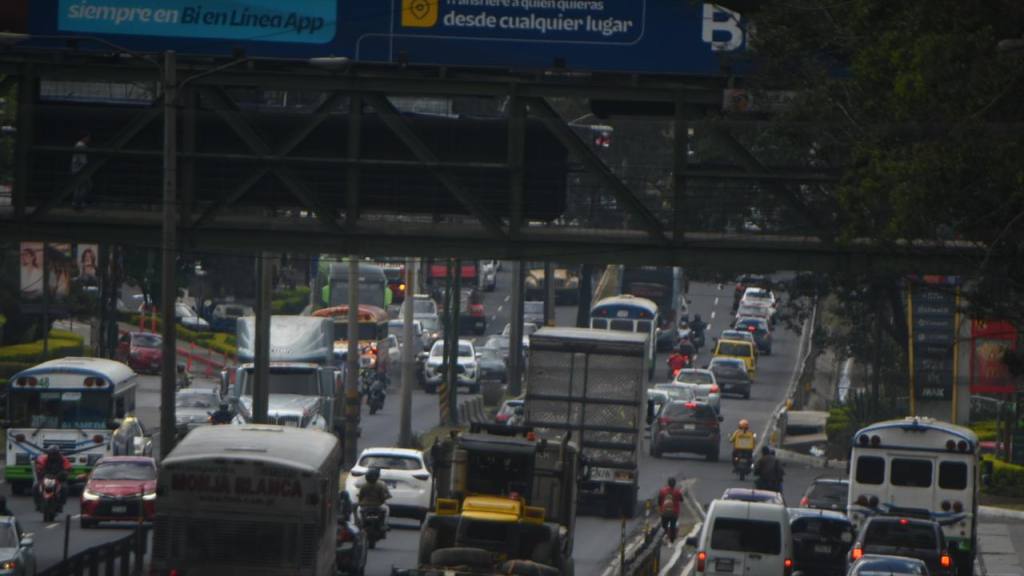 Guatemaltecos abarrotan centros comerciales y mercados de la capital | Omar Solís