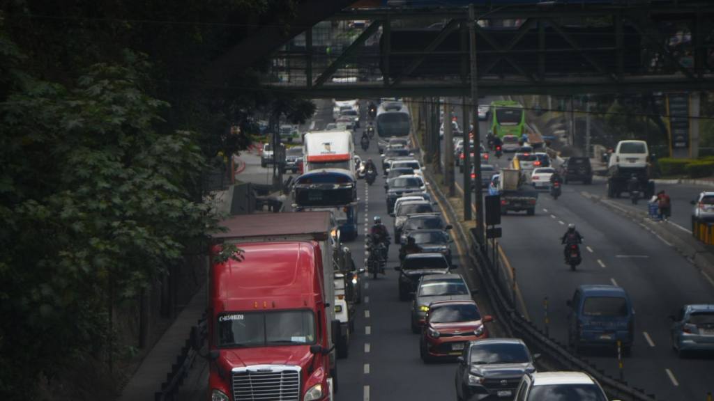 Guatemaltecos abarrotan centros comerciales y mercados de la capital | Omar Solís