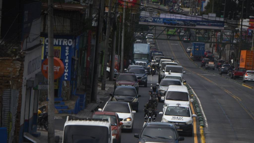 Guatemaltecos abarrotan centros comerciales y mercados de la capital | Omar Solís