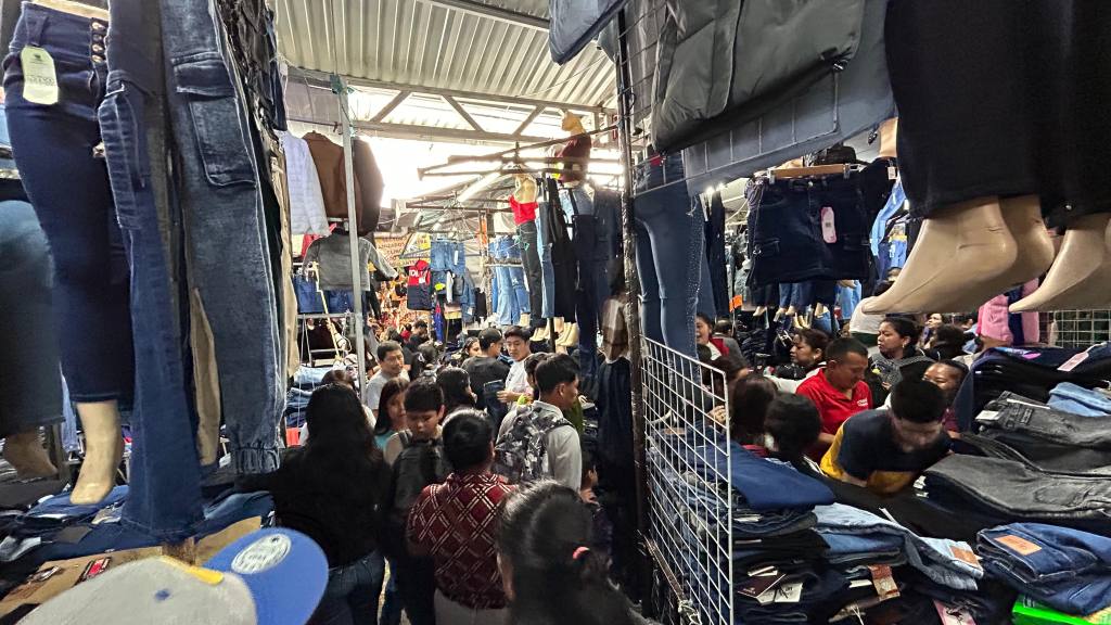 Guatemaltecos abarrotan comercios y mercados por Navidad | Omar Solís