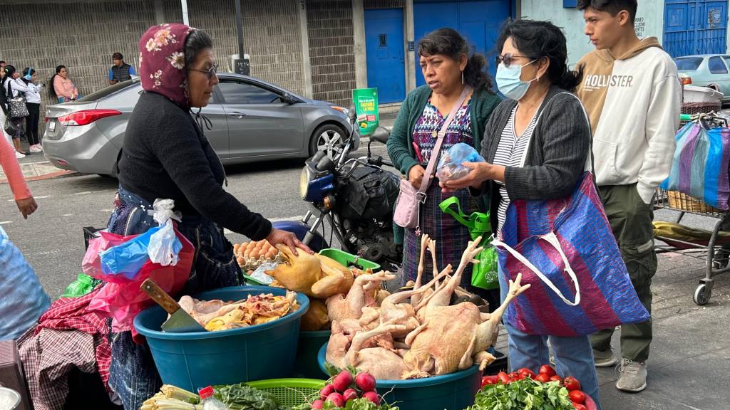 Guatemaltecos abarrotan comercios y mercados por Navidad | Omar Solís
