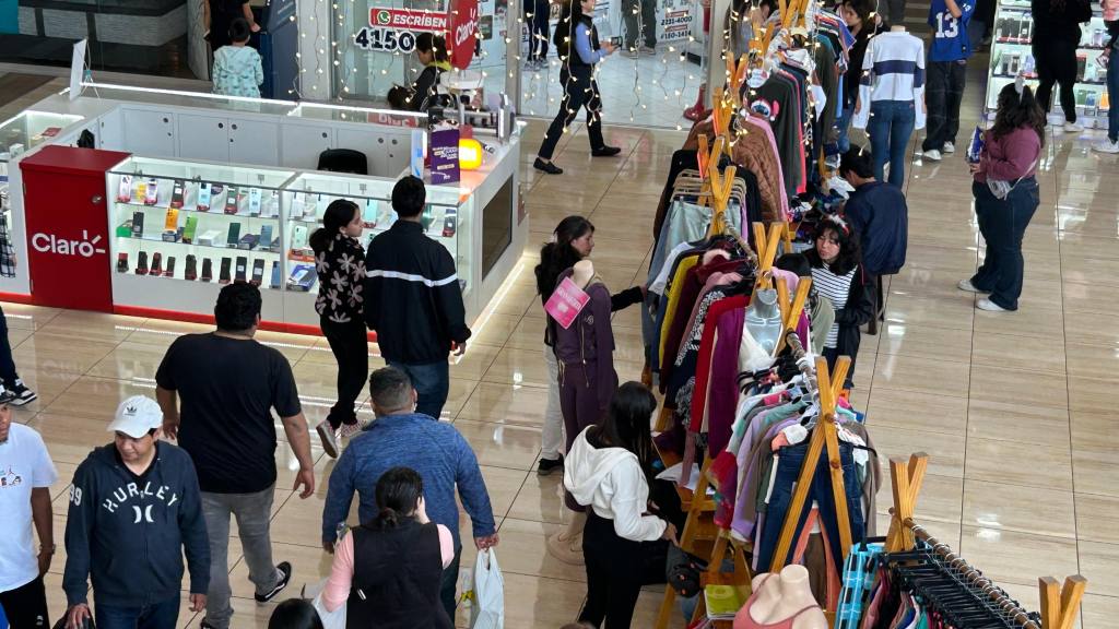 Guatemaltecos abarrotan comercios y mercados por Navidad | Omar Solís