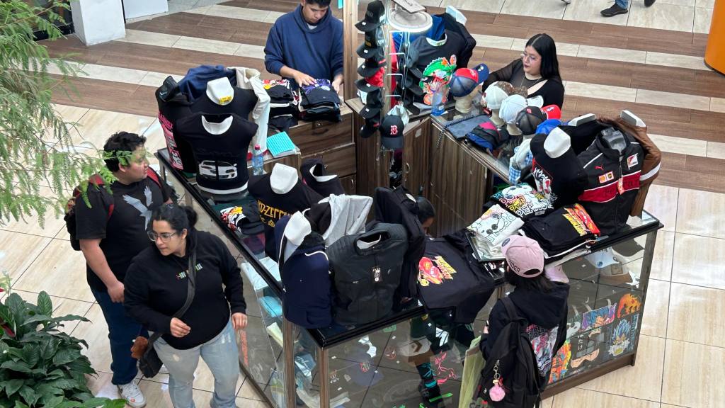 Guatemaltecos abarrotan comercios y mercados por Navidad | Omar Solís