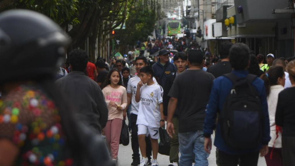 Guatemaltecos abarrotan comercios y mercados por Navidad | Omar Solís