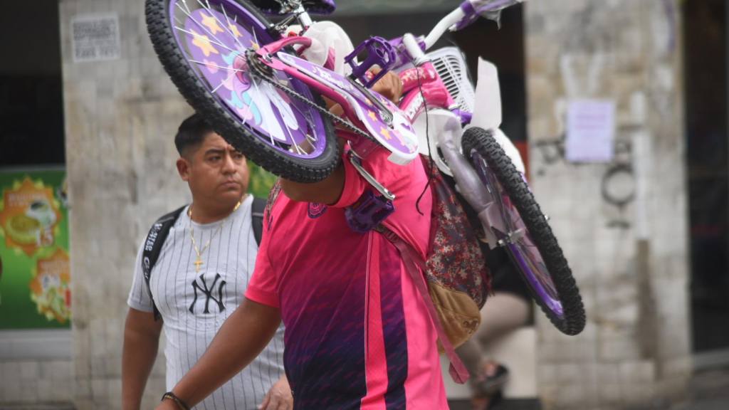 Guatemaltecos abarrotan comercios y mercados por Navidad | Omar Solís