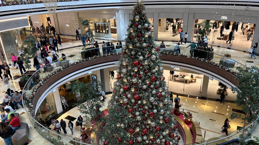 Guatemaltecos abarrotan comercios y mercados por Navidad | Omar Solís