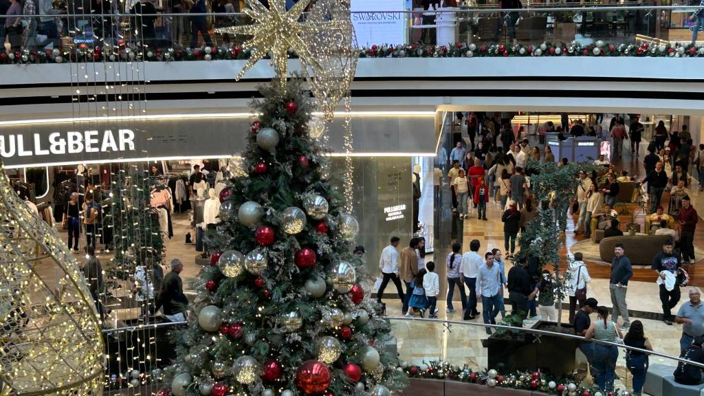 Guatemaltecos abarrotan comercios y mercados por Navidad | Omar Solís