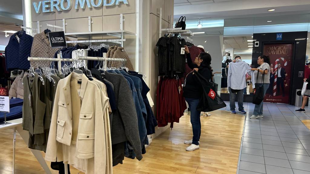 Guatemaltecos abarrotan comercios y mercados por Navidad | Omar Solís