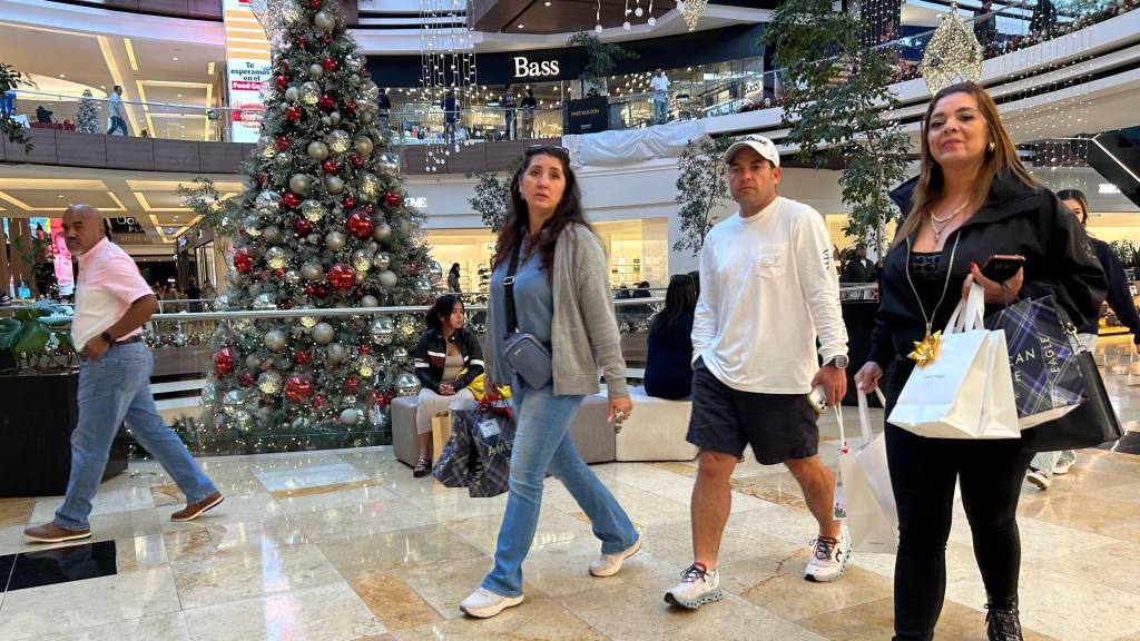 Guatemaltecos abarrotan comercios y mercados por Navidad | Omar Solís