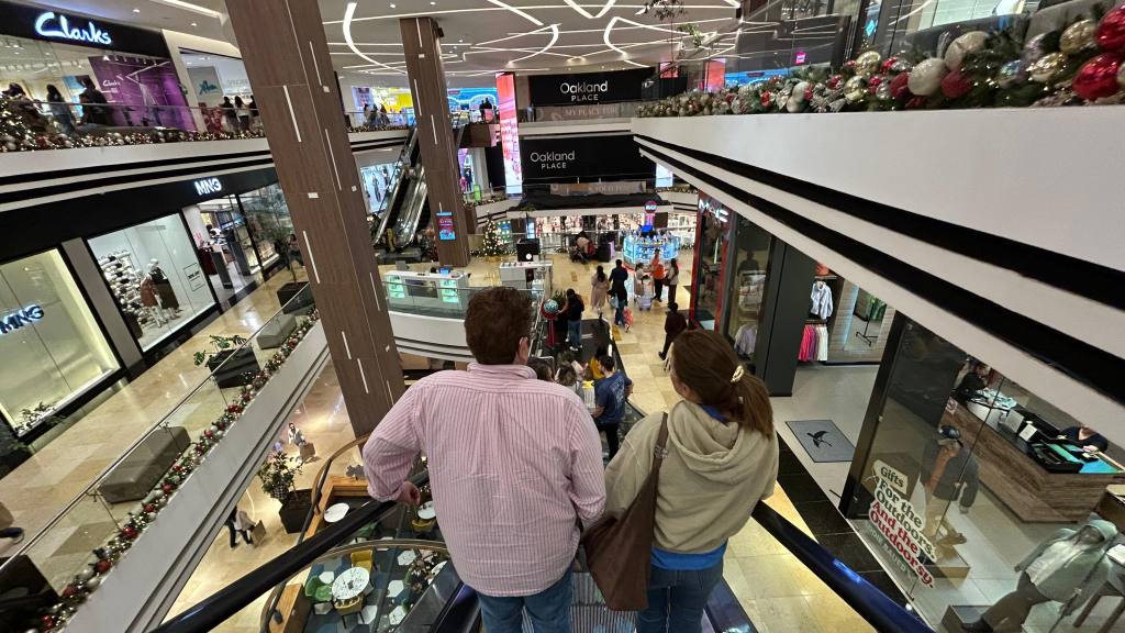 Guatemaltecos abarrotan comercios y mercados por Navidad | Omar Solís