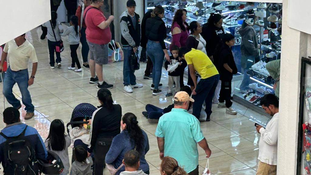 Guatemaltecos abarrotan comercios y mercados por Navidad | Omar Solís