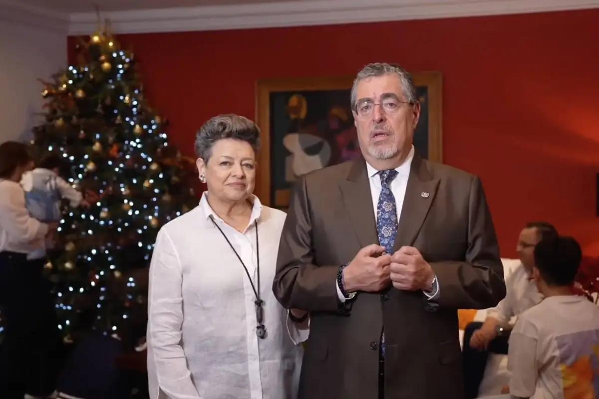 El presidente Bernardo Arévalo y la primera dama, Lucrecia Peinado, emiten un mensaje en el marco de las fiestas de fin de año., Captura de pantalla