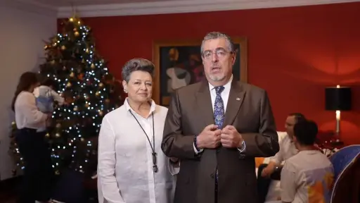 El presidente Bernardo Arévalo y la primera dama, Lucrecia Peinado, emiten un mensaje en el marco de las fiestas de fin de año. ,Captura de pantalla